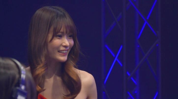 【映像】「顔面偏差値高すぎ」ドレス姿の最強ポーカー女王