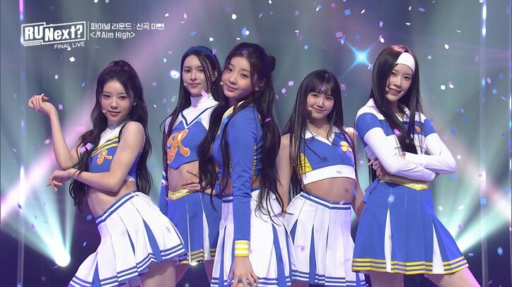 ウエストを大胆に見せたチアリーダー風の衣装で会場を魅了! 5人最後のキラキラしたステージに「泣ける」の声殺到