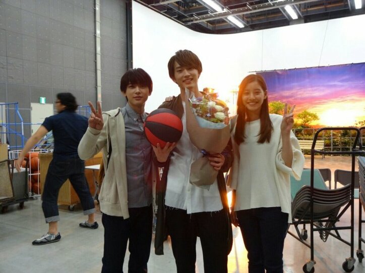 吉沢亮がリラックスした表情で笑う『あのコの、トリコ。』オフショット＆メイキングカット一挙解禁