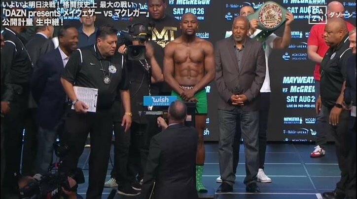 コナー・マクレガー、公開計量でも挑発「あんな酷い体型のメイウェザーは初めて見た」