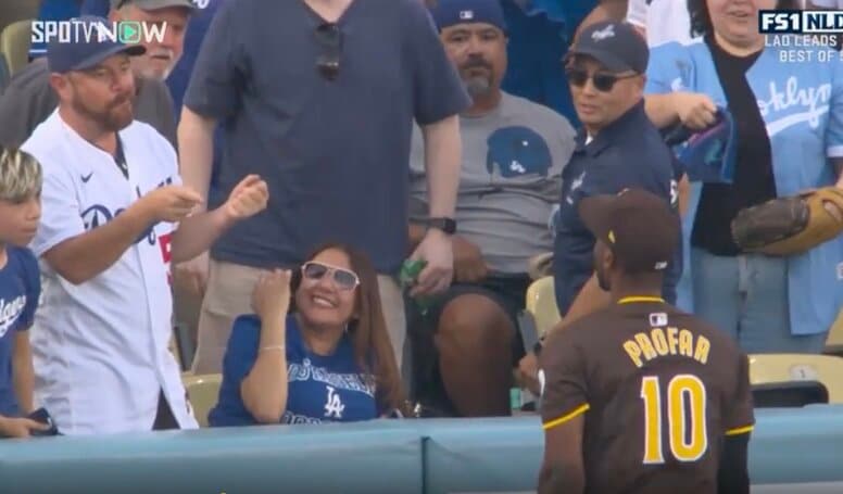 何が起きた？ 球場全員が騙される“アクシデント”　ホームランをキャッチ→観客を煽る… パドレス外野手の問題プレーに「そりゃキレる」