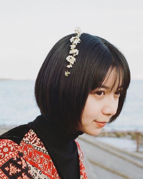 上白石萌歌 頭に花を乗せた横顔ショットに 萌えます 意味わかんないくらい可愛い の声 話題 Abema Times