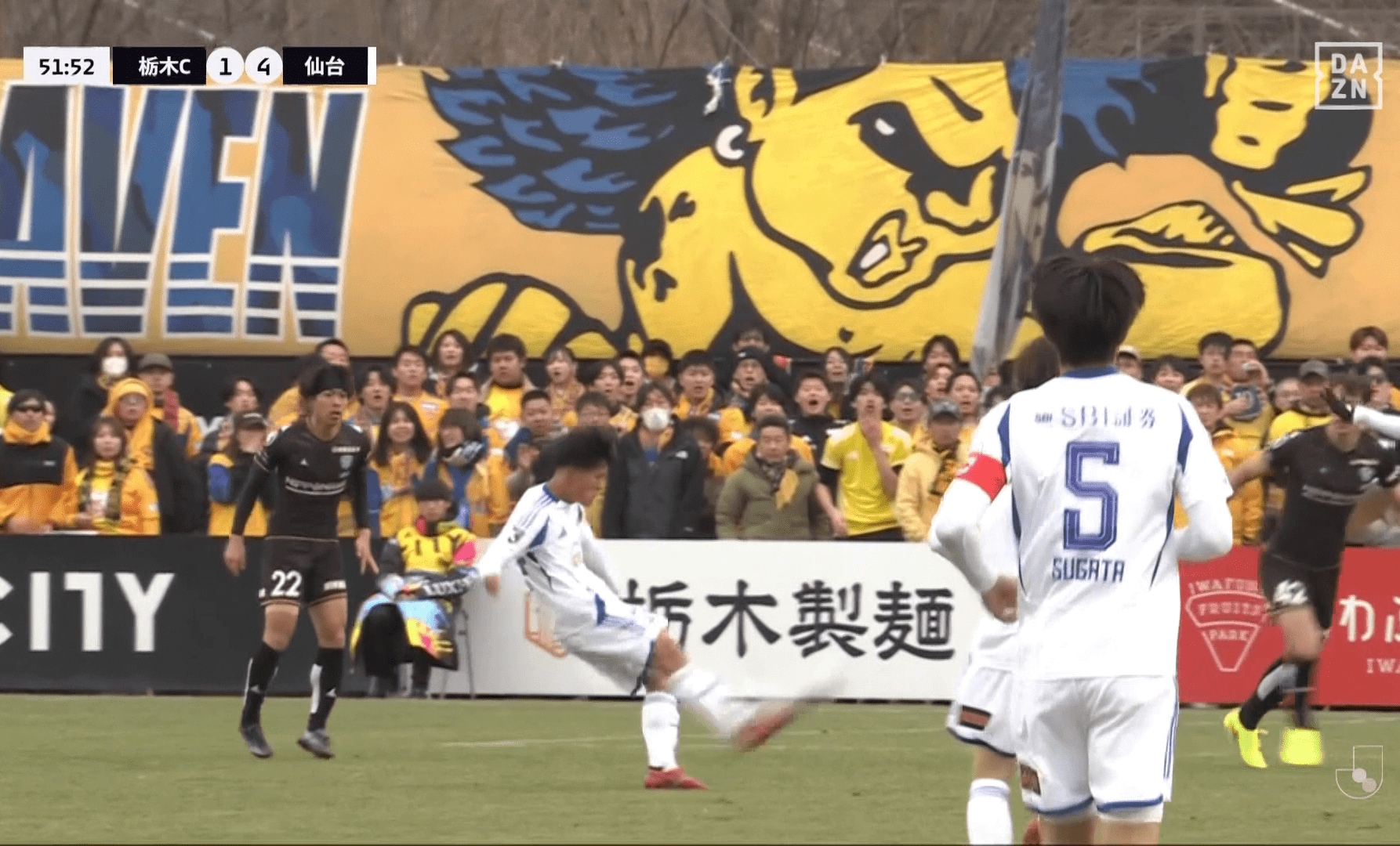 ループシュートを放つ古屋歩夢