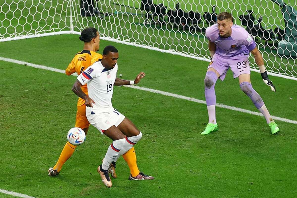 W杯】「史上最も奇妙なゴールの1つ」 米国代表FWの“ミラクル弾”に海外