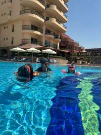 アレクサンダー『プールは涼しいなぽよ❤️』