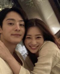 「尊すぎますわ」「2人とも自然体で良き」塩野瑛久＆足立梨花、お揃いパジャマの密着ショットに反響