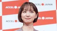 大胆に背中を見せた篠田麻里子(全身ショット)