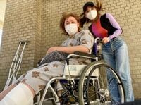 「あたしの怪我を支えてくれている女」ぺえ、療養中の車椅子姿を公開
