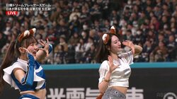 「これが見たかった」日韓美女チアと人気アイドルが“きつね共演”→平成の歌姫の“はにかみダンス”も…カメラが捉えた一部始終