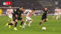 衝撃！日本代表MFが“股抜きドリブル”で相手2人を無力化「ぶち抜いた」「そこ突破するのバケモノ」鈴木唯人の決定機演出にスタジアム騒然