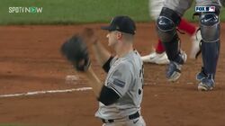 ガーン！ 野手の送球エラーにヤ軍投手が漫画のようなリアクション まさかの瞬間に同情の声相次ぐ