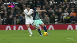 度重なる挑発行為への報復か？ フランス人FWの“煽り男”を19歳の若手が豪快に投げ飛ばし！イエローカード上等、ラフプレー炸裂の瞬間