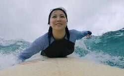 白間美瑠、生足スラリな華麗なサーフィン姿にスタジオ大興奮！「この波にのれるの凄くない？！」視聴者も驚き『私たち結婚しました 5』2話