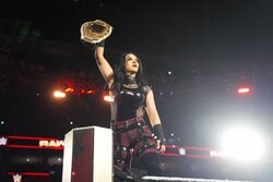 まるで“宇宙刑事”？ ラテン系美女レスラー、“特殊仕様”ボディスーツ風衣装にファンメロメロ「デザインかっけー」