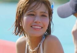 「ワンピースのナミのスタイル」と話題！ウエスト55センチのスタイル抜群インフルエンサー、元高校教師のイケメンに「会いたかった」