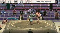 発生確率0.05%の“珍手”に館内ざわめき 「決まり手は何？」「珍しい勝ち方」滅多にない光景にファンも注目