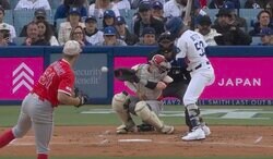 ベッツがドン引き！ 見たことない“想定外のハプニング”「怖っ…」「危険すぎる」 エ軍バッテリーが“まさかのミス”であわや大事故