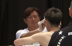 「映像でお見せできない」「眉毛が縦に割れた」ドクターも思わず顔をしかめた衝撃光景に実況アナと現王者も絶句