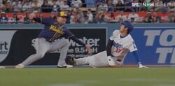 何が起きた…？ 大谷翔平、爆速盗塁で“想定外のアクシデント”「危なすぎる」 スライディング中の“衝撃シーン”「絶対痛いだろ」