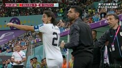 カバーニが“忘れ物”して思わず「あ！」　スアレスと交代した後にベンチ前で気づく「キャプテンマーク渡してない！」