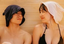 元トップアイドル、美谷間あらわな黒ビキニ姿でサウナデート！イケメン俳優にぴたっと密着…「右向けない」俳優夫が赤面『私たち結婚しました 5』第9話