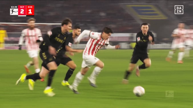 突破する鈴木唯人