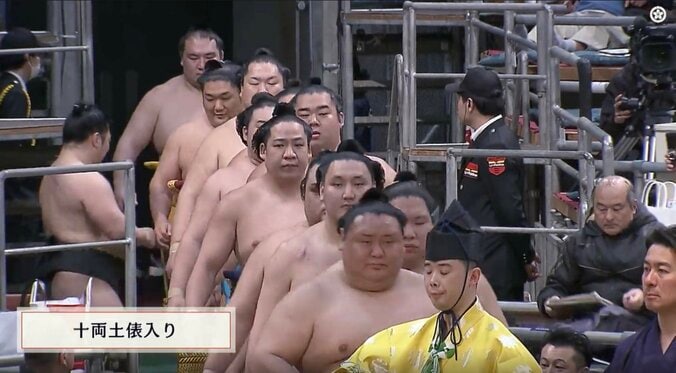 大相撲中継、土俵入りの花道で一瞬映り込んだ“粋な光景”に「泣いちゃう」「タッチしてたね」ファン熱視線 3枚目