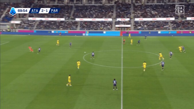 「精度えぐすぎる」パルマGK鈴木彩艶、“司令塔ばり縦パス”で同点ゴール演出！「ほんますごい」「鋭いレーザーパス」超絶フィードは日本代表の新たな武器にも？ 3枚目