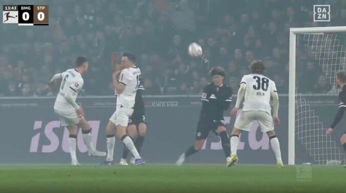 「マジかよ！？」日本代表DF安藤智哉、強烈シュート直撃の“まさかの展開”「スゲえw」至近距離からのボールを弾き飛ばす“強靭ディフェンス” 4枚目