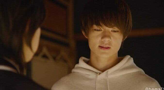 眠る芽衣（飯豊まりえ）のおでこに優しくキス…航太（佐野勇斗）の切なぎる決断に視聴者涙　「僕だけが17歳の世界で」第7話 8枚目