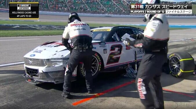 F1ではあり得ない！？ クラッシュしたマシンを「何がなんでも」直したい→驚きの光景に「出ましたね」実況は“驚かなかった”意外な手法 2枚目