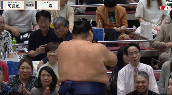 「え、ちょっと待って」力士の背後に“66歳男性レジェンド”の姿 ネクタイ着用で客席に馴染む姿にファン驚き「先生発見」「映ってる！！」 3枚目