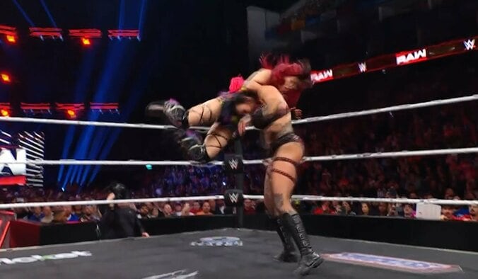 まさかの頭突き