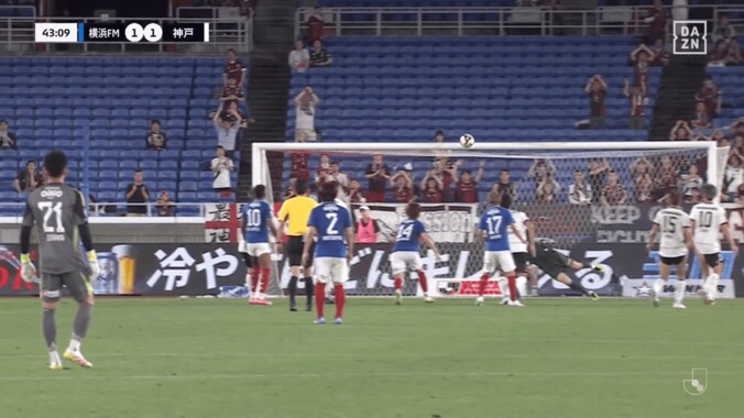 衝撃！ 横浜FM主将の“無回転ブレ球ゴラッソ”にSNS騒然「最後すごい落ち方」「年間ベストゴール級」「和製ジェラードだ」悪夢の7連敗を喫したチームに喝 5枚目