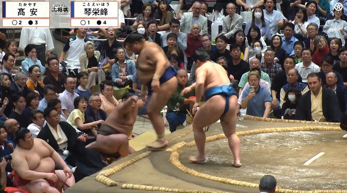 「伯乃富士の神回避w」「瞬間移動してる」熱戦直後、土俵下でカメラが捉えた“光景”に反響続々「抜群の反射神経よ」 4枚目