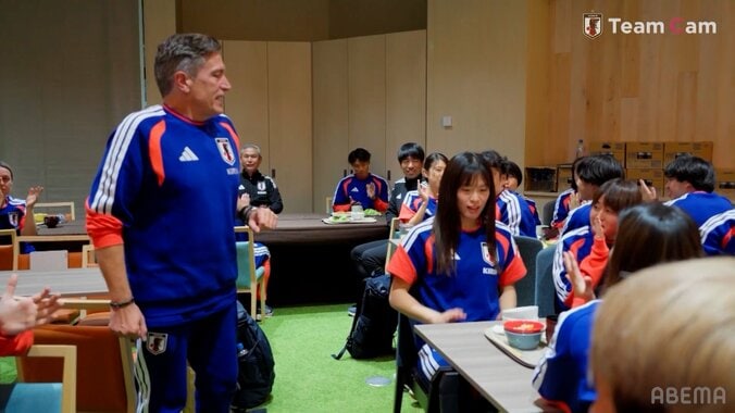 なでしこジャパンに“エアバンド”が爆誕？ニールセン監督の歌＆若手DF２人の伴奏がノリノリすぎる！宮澤ひなたの誕生日をお祝い 3枚目