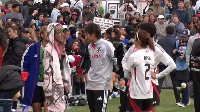 「女性ラッパー」かと思ったら「なでしこのレディー・ガガ」だった！遠藤純の“奇抜観戦コーデ”に「なんて斬新」「らしいファッション」 2枚目