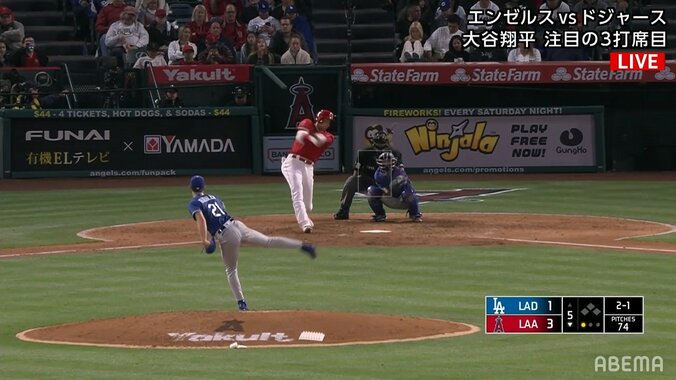 大谷翔平、3試合ぶりオープン戦の第3号ソロ ライトスタンドに突き刺す 1枚目