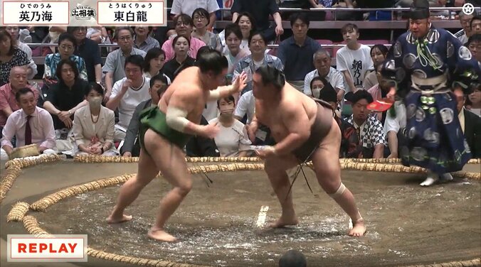 向正面の東寄り黒シャツ姿の三宅健さん