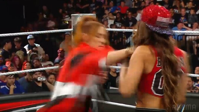 ニッキーの口撃に怒り爆発のベッキー・リンチ