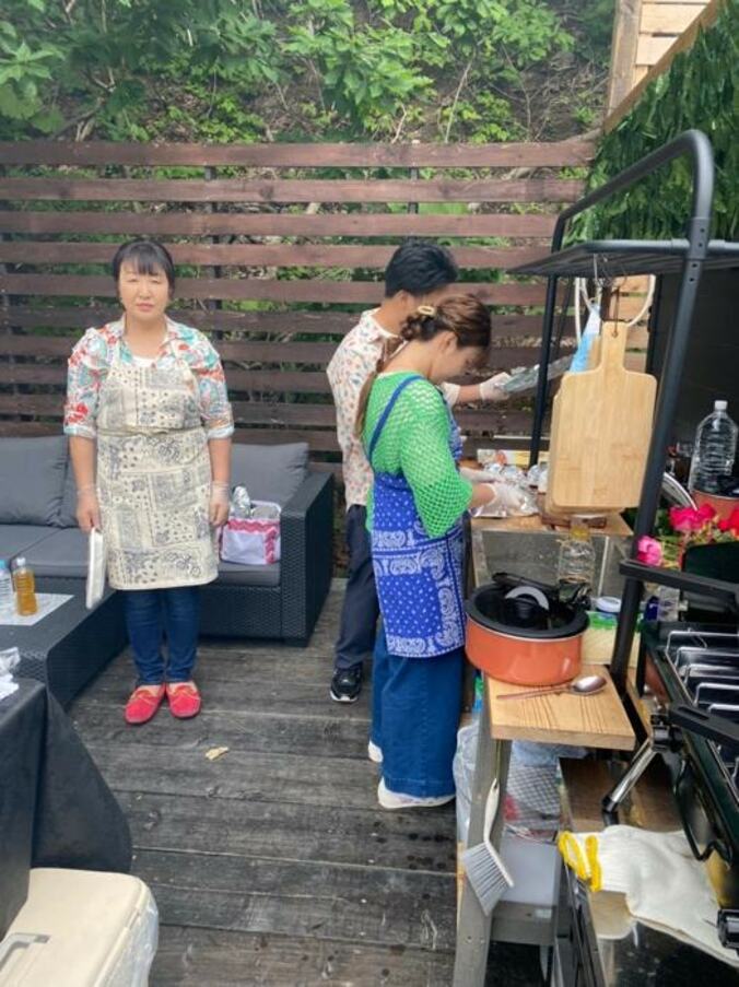  佐々木健介、並んで料理をする長男夫婦の姿を公開「仲良くしてる後ろで‥母はこの顔」  1枚目