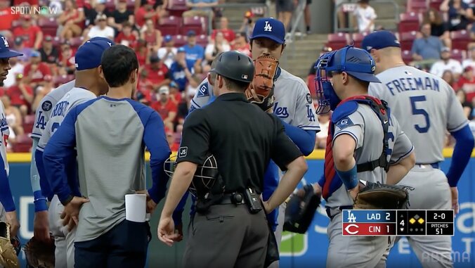 大谷翔平を「ポンってした」フリーマンの“行動”に反響 「心配そうな表情」を見せる大谷へ…マウンドで見せた“絆” 2枚目