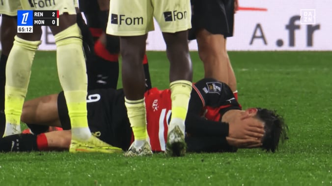 顔を抑えて痛がるルポール