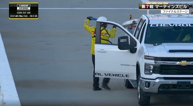 「何のコーション？」ブレーキ炎上も黄旗出ず全車激走→14周後のサーキットで予想外の珍光景「謎イエロー」ファン騒然 4枚目