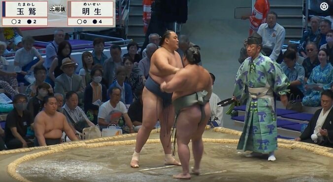 鉄人・玉鷲が「怒ってる」相手力士を手で突き返す 史上9人目通算900勝も立ち合い不成立でまさか…館内ピリつく 5枚目
