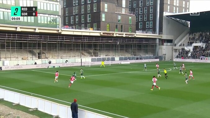 「レベルが違う」中村敬斗、華麗なターンで翻弄→DF2枚の間を通す絶妙スルーパス「上手すぎて何回もリプレイ」卓越テクで相手守備陣を切り裂いた瞬間 3枚目