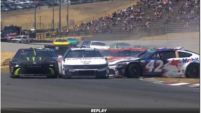 「よく避けましたね！」横滑りするマシンを総勢30台超の車列が神回避 「この密集の中で…」放送席脱帽 4枚目