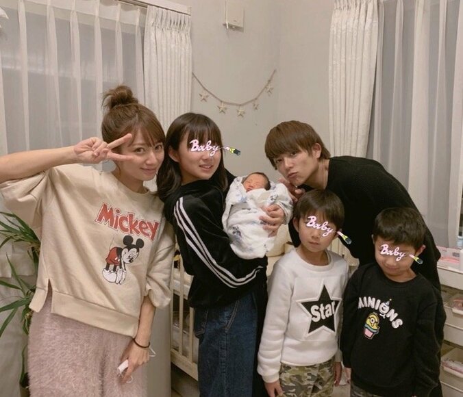 辻希美、第4子との再会にメロメロな子どもたちの様子を公開「名前を呼びながらiPadで撮影大会」 3枚目