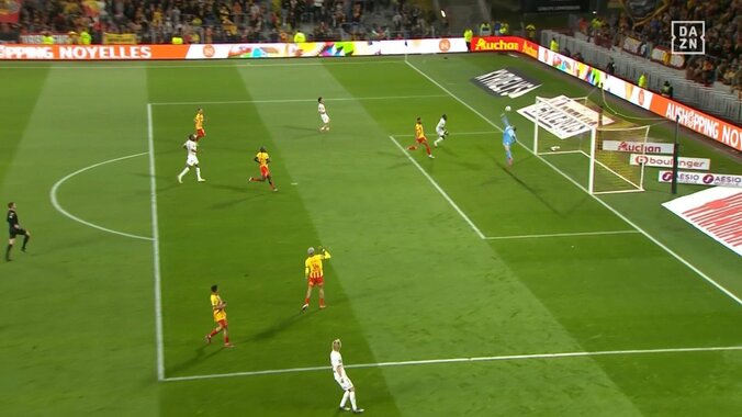 なんだこれは？伊東純也、GKを惑わせる“幻惑キック”がSNSで話題「狙った？」「すげーいいシュートみたいになった」 4枚目