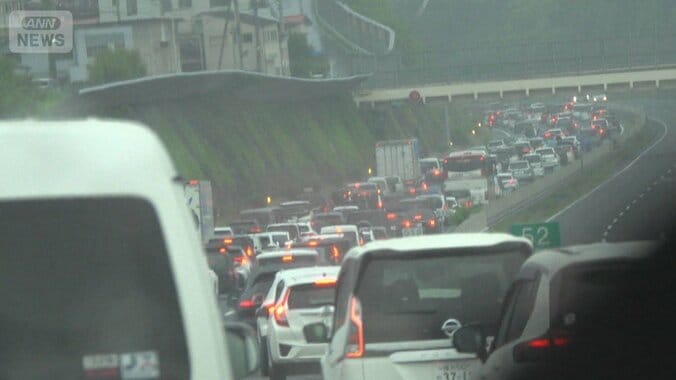 お盆休み最終盤　各地にぎわい　高速渋滞Uターンラッシュ　新幹線きょう上りピーク 1枚目